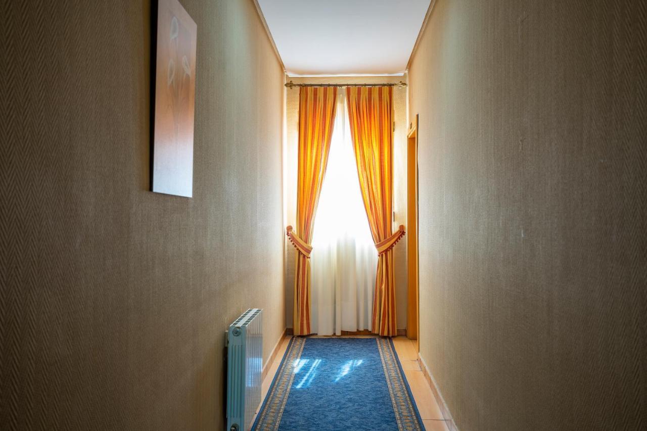 Hotel Los Barruecos By Croma Malpartida de Caceres Exterior photo